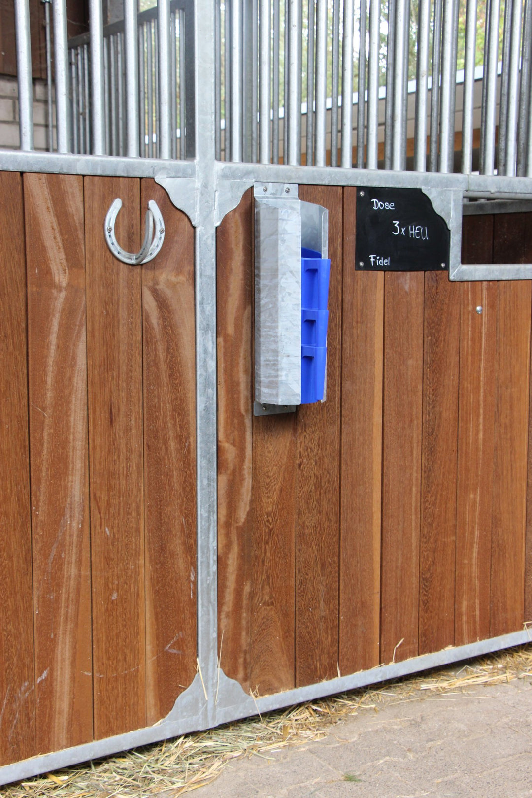 Equibreeze FeedFix Schaufelhalter feuerverzinkt mit 3 Schaufeln