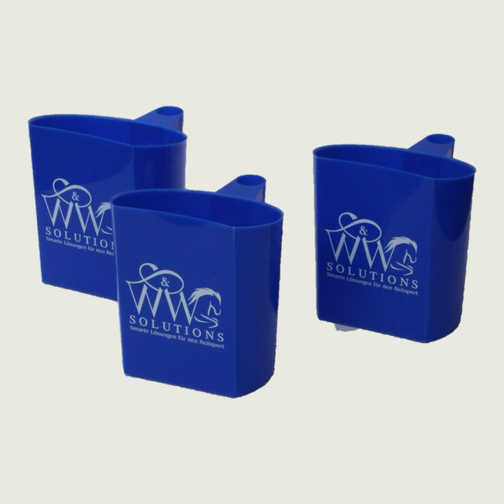 Drei Equibreeze FeedFix Futterschaufeln 1600 ml, blau, freigestellt